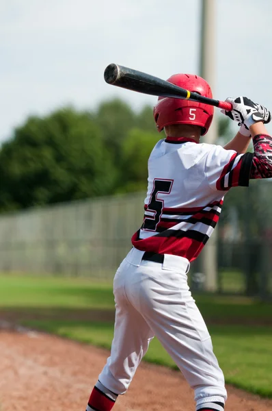 Jogador de beisebol se preparando para bater — Fotografia de Stock