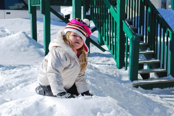 Bonita menina brincando na neve . — Fotografia de Stock