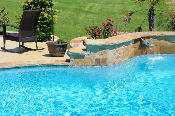 Beautiful backyard swimming pool — Stock Photo, Image