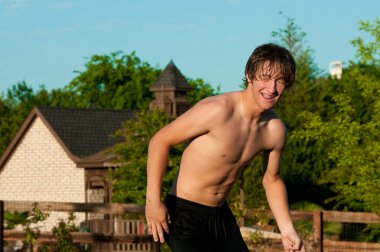 Açık havada gülüyor yakışıklı genç çocuk 