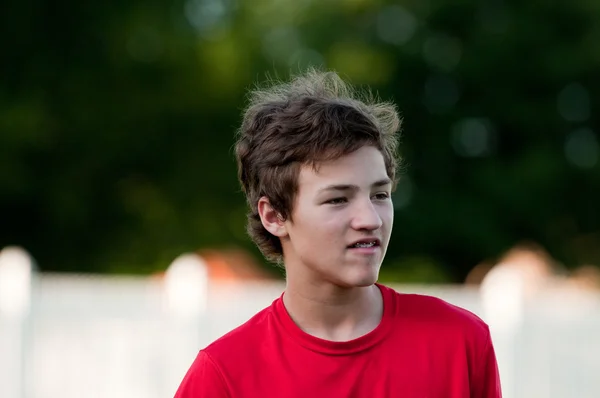 Хлопчик-підліток з брекетами на відкритому повітрі — стокове фото