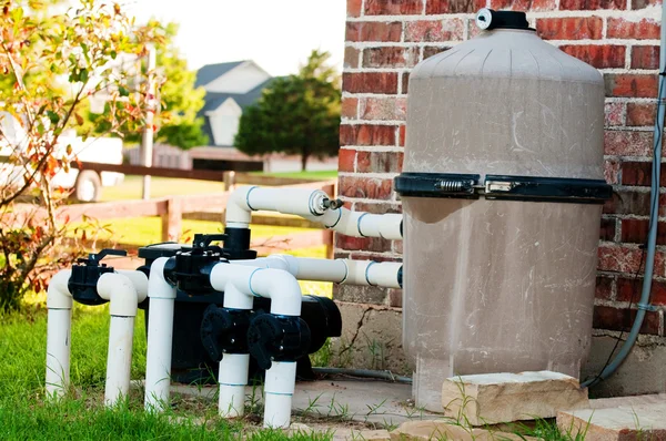 Poolpumpenanlage neben Ziegelhaus. — Stockfoto