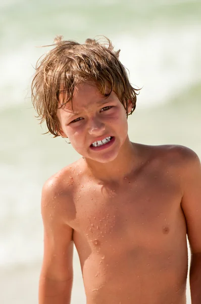 Young boy at the beach looking frightened. — Stock Photo, Image