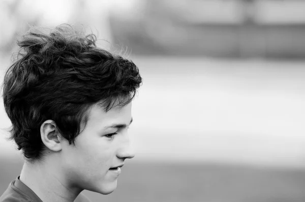 Красивий хлопчик-підліток на відкритому повітрі крупним планом з місцем для тексту . — стокове фото