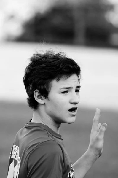 Pohledný dospívající chlapec venku s rovnátkama. — Stock fotografie