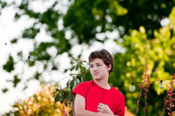 Adolescent garçon à l'extérieur regarder latéralement — Photo