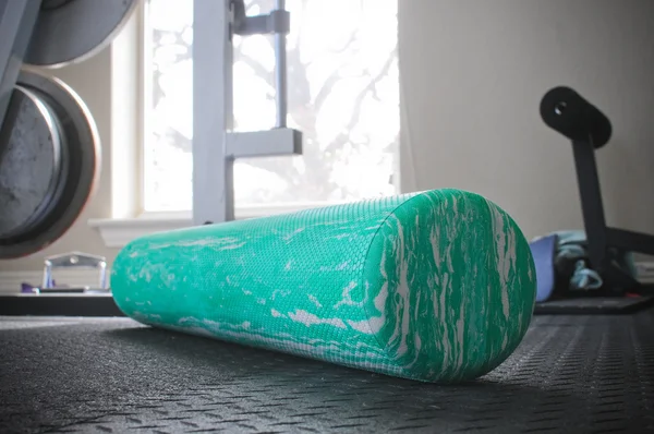 Αφρώδους κυλίνδρου πράσινο προπόνηση στο γυμναστήριο πάτωμα — Φωτογραφία Αρχείου