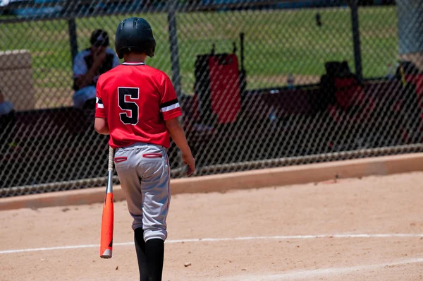 Nastoletnia baseballista z tyłu. — Zdjęcie stockowe