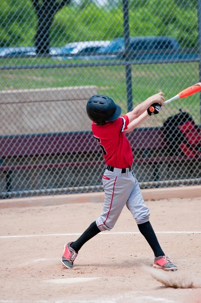 Amerikanischer Teenager-Baseballspieler schwingt den Schläger. — Stockfoto