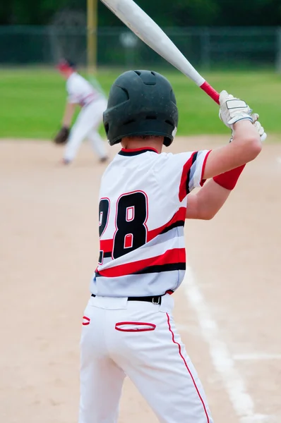 Baseball tonåring upp på bat. — Stockfoto