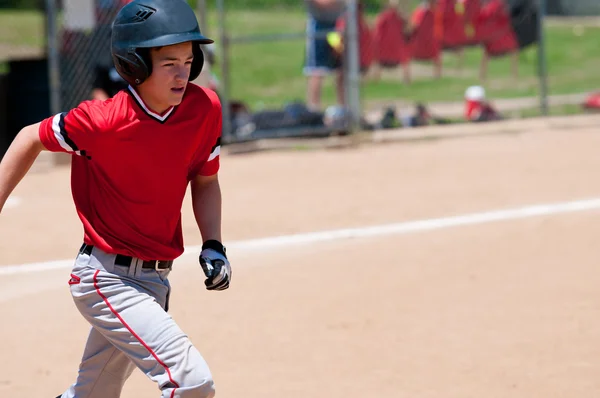 Zbliżenie: amerykański baseballista działa — Zdjęcie stockowe