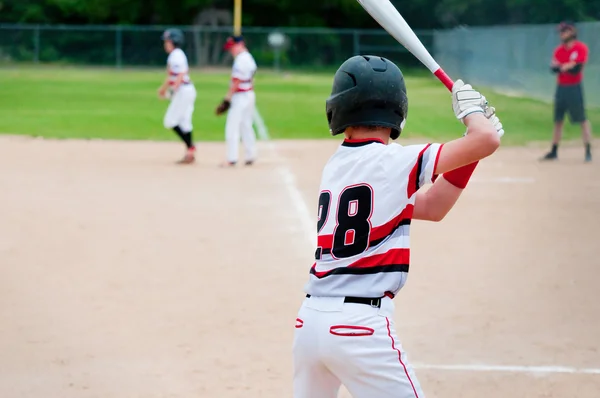 Baseballista czeka na boisku. — Zdjęcie stockowe