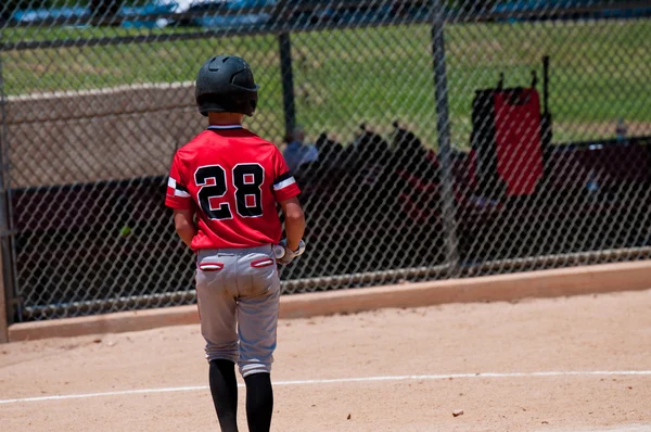 Teenage basebollspelare bakifrån. — Stockfoto