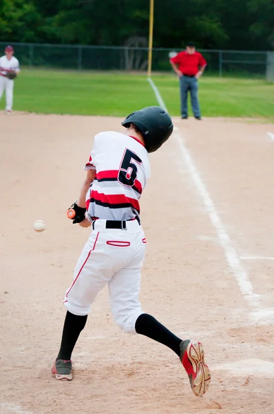 Młodzieży baseball ciasto uderzając piłkę. — Zdjęcie stockowe