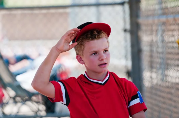 Jugador de béisbol quitándose el sombrero — Foto de Stock