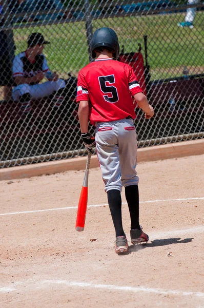 Teenage baseball hráč zezadu. — Stock fotografie