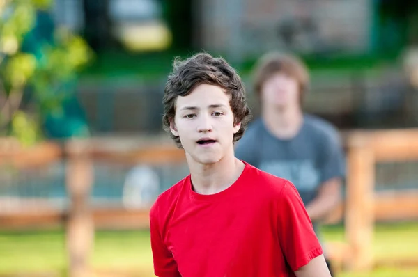 Beau adolescent garçon dans arrière-cour avec sérieux expression . — Photo