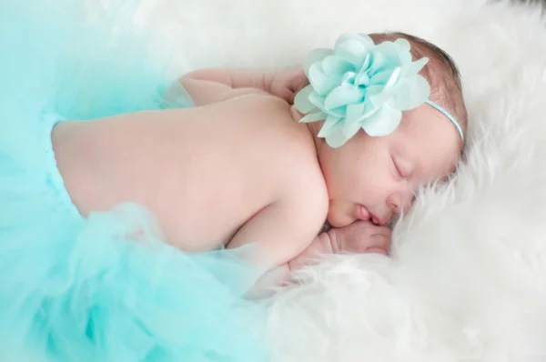 Nyfödda porträtt av flicka kricka tutu sömnproblem. — Stockfoto