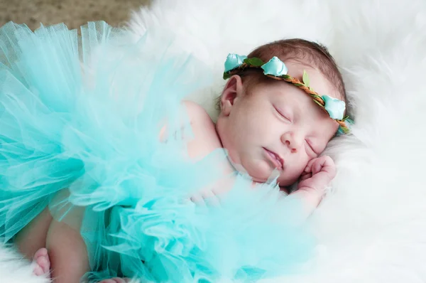 Sladká holčička novorozence v šedozelená tutu spaní. — Stock fotografie
