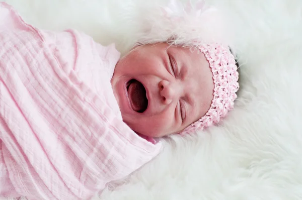 Närbild på nyfödd baby flicka i rosa gråt. — Stockfoto