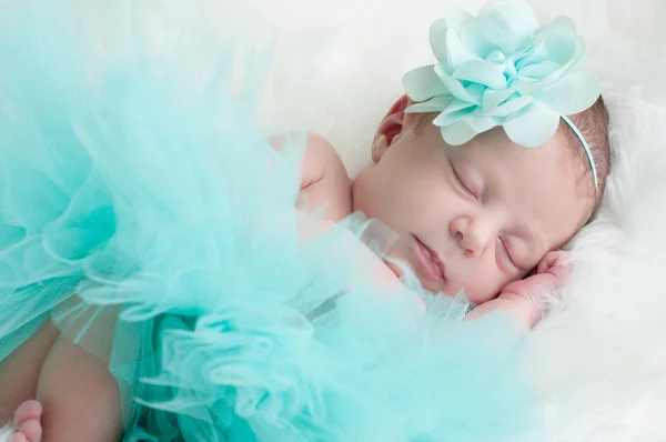 Ritratto neonato di bambina in tutù color verde acqua che dorme . — Foto Stock