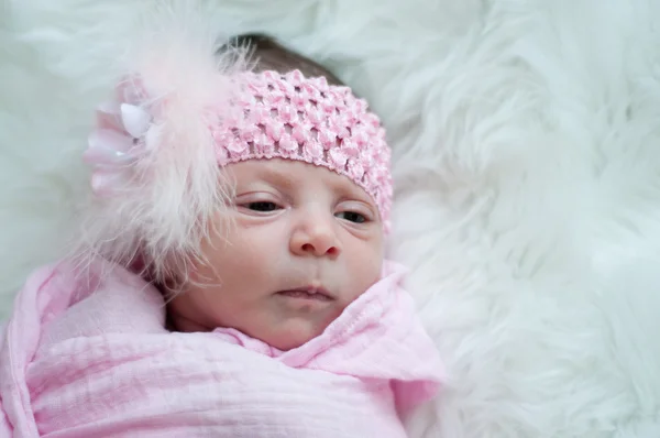 Närbild på nyfödda baby flicka i rosa — Stockfoto