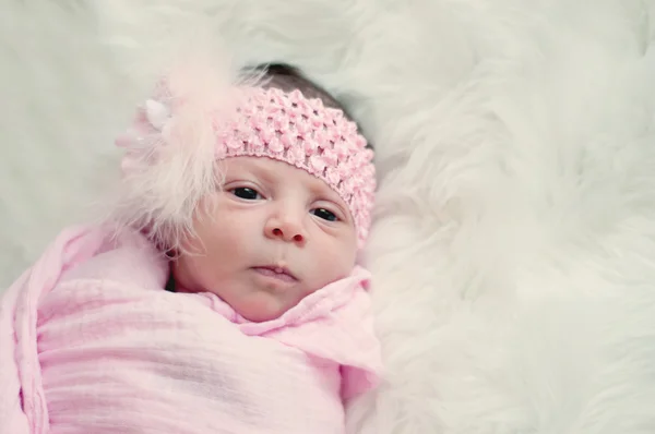 Закрыть новорожденную девочку в розовом — стоковое фото
