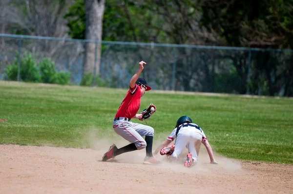 Baseball shortstop tagging player out — Stock Photo, Image