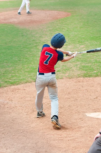 Teen baseball player swings bat — Stock fotografie