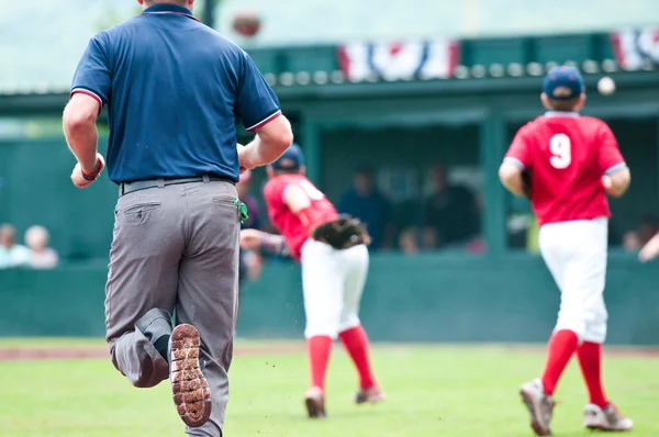 Бейсбольний м'яч біжить під час гри Ліцензійні Стокові Фото