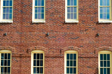 Kırmızı tuğla duvar sarı windows ile