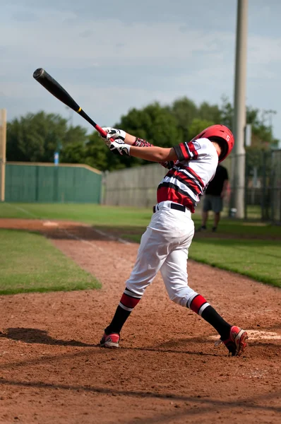 Jovem jogador de beisebol balançando morcego — Fotografia de Stock