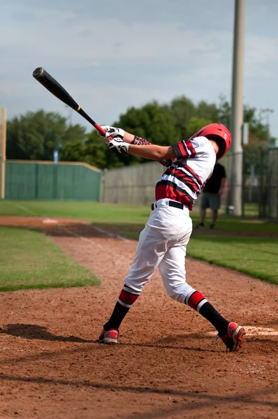 Jonge de behoefteonderbrekingen speler swingende vleermuis — Stockfoto