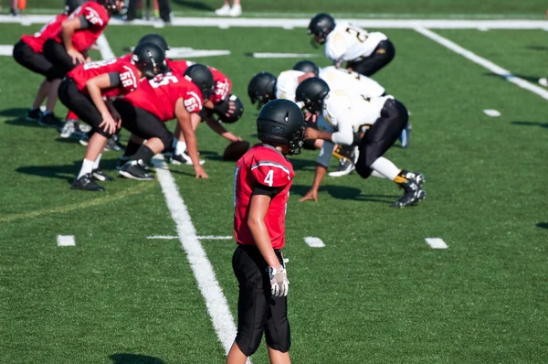 Amerikanischer High-School-Football-Spieler macht sich bereit für — Stockfoto