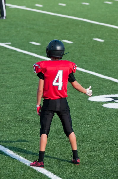 Amerikansk high school fotbollsspelare med tummen upp på fältet — Stockfoto