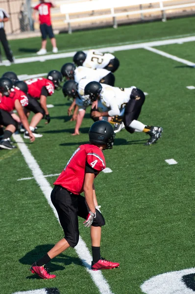 Jeugd American football ontvanger in positie op het veld. — Stockfoto