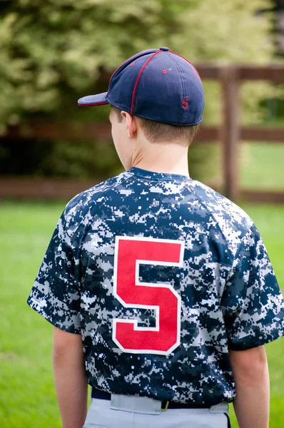 Baseball ragazzo al di fuori da dietro in camo jersey — Foto Stock