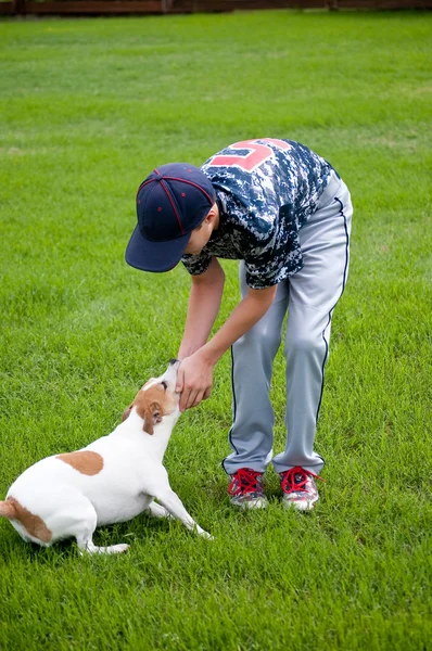 Jeune garçon de baseball et son chien — Photo