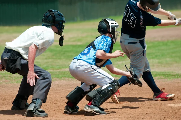 Acchiappa baseball del liceo con arbitro durante la partita . — Foto Stock