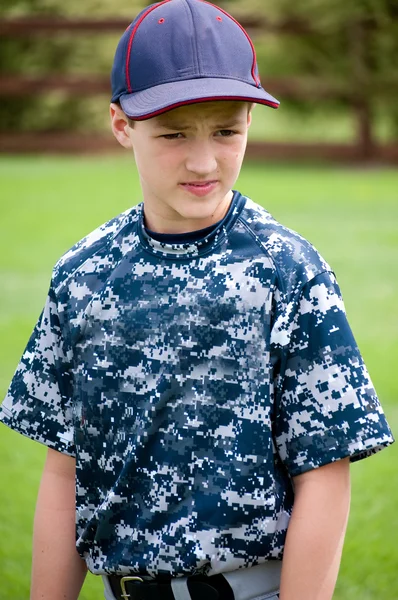 Portret van honkballer in camo shirt — Stockfoto