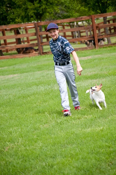 Jovem menino de beisebol e seu cão — Fotografia de Stock