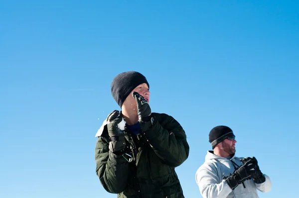 Vater und Sohn treffen sich zur Schneeballschlacht — Stockfoto