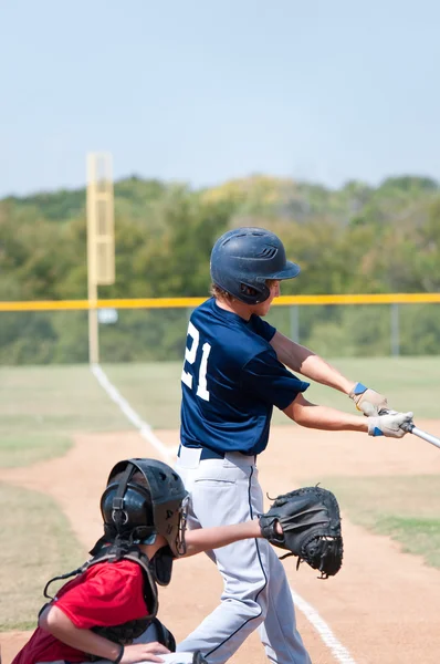 Ragazzo di baseball adolescente a pipistrello — Foto Stock