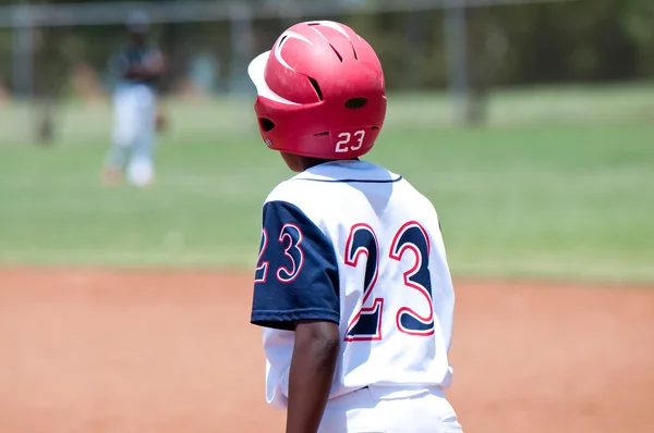 Jovem menino de beisebol afro-americano na primeira base — Fotografia de Stock