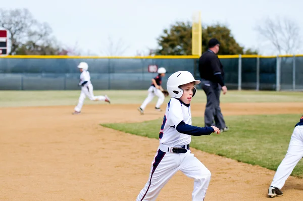 Youth baseball player running bases. — Stock Photo, Image