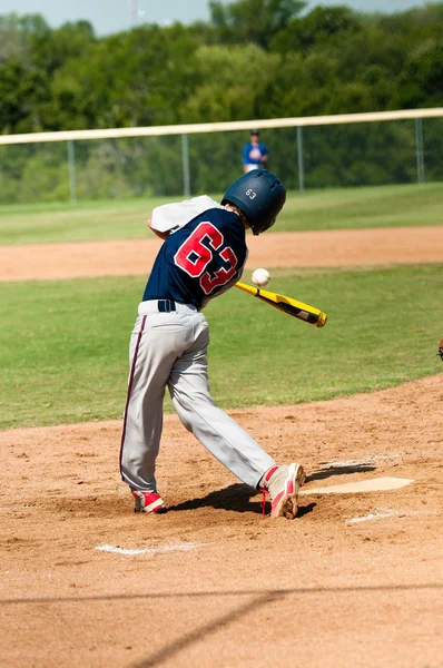 Pemain baseball remaja mengayunkan pemukul — Stok Foto