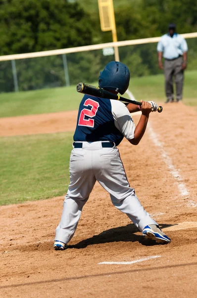 Giocatore di baseball adolescente oscillante pipistrello — Foto Stock
