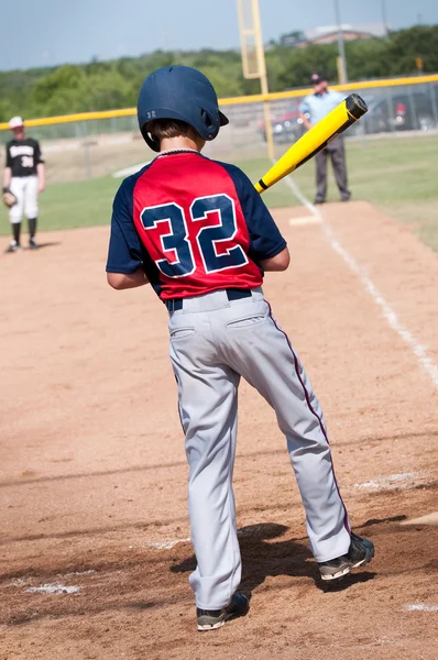 Amerikansk basebollspelare pojke redo att bat — Stockfoto
