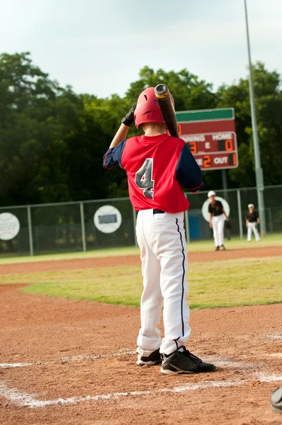 Adolescente béisbol chico listo para bate — Foto de Stock