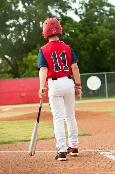 Giovanissima baseball ragazzo pronto per pipistrello — Foto Stock